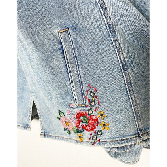 Chico's Womens Embroidered Floral Jean Jacket Shacket Stretch Welt/Chest Pockets - Picture 10 of 15